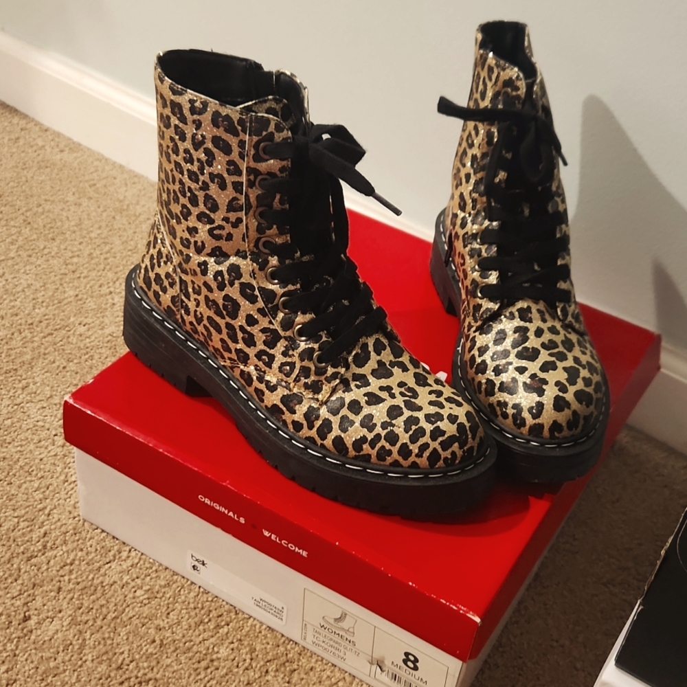 Women's zip up leopard glitter boots  True Craft size 8